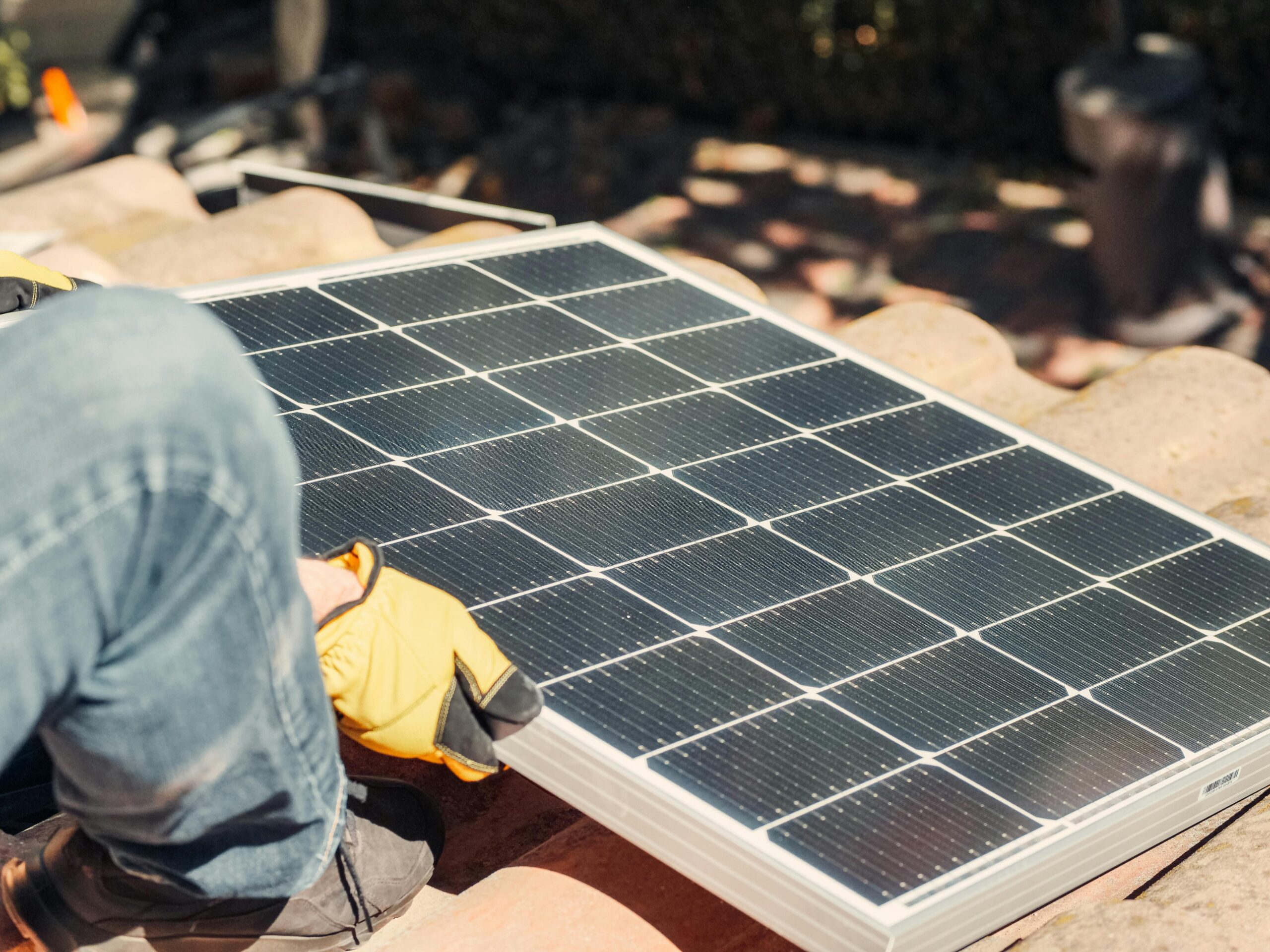 Installation und Pflege von Solarpanelen auf dem Hausdach